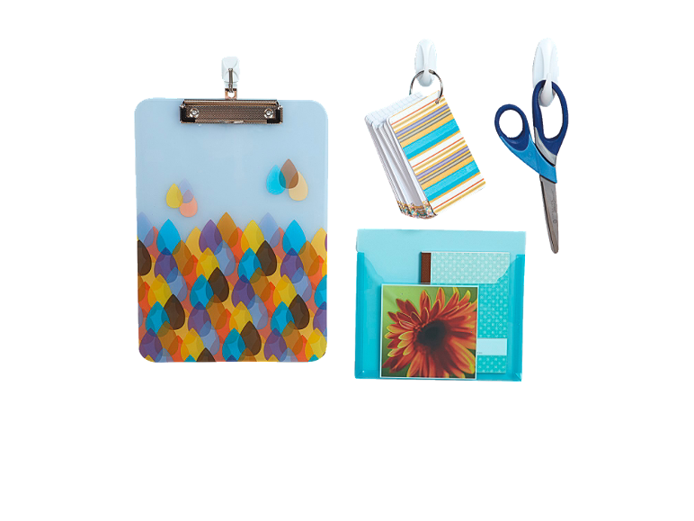 Material de escritório, incluindo uma prancheta, caderno, tesoura e pasta.