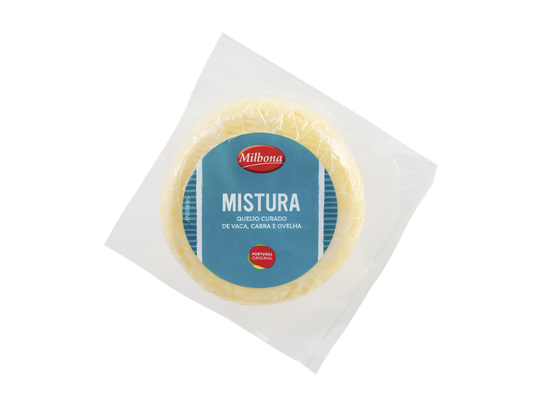 Queijo misto embalado, curado de leite de vaca, cabra e ovelha, com rótulo 'Portugal Original'.