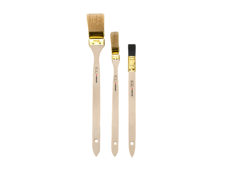 Conjunto de três pincéis de pintura de tamanhos variados, incluindo um de 50 mm e dois de 25 mm.