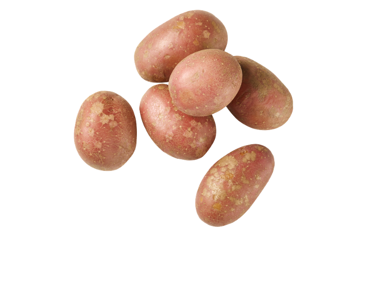 Uma pilha de batatas vermelhas sobre um fundo preto.