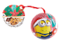 Enfeite de Natal com um Minion de gorro de Pai Natal e uma etiqueta de bolacha com pepitas de chocolate.