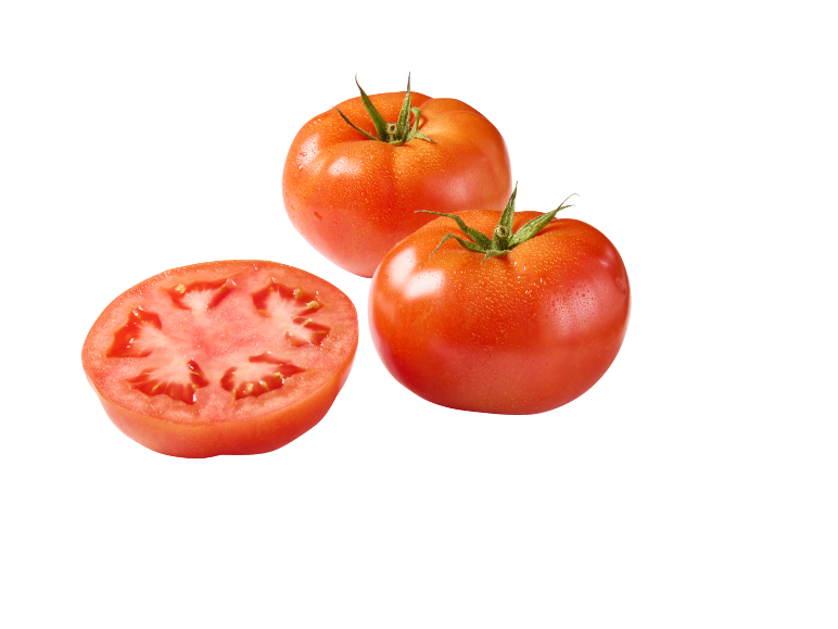 Dois tomates vermelhos inteiros e um tomate cortado ao meio com gotas de água.