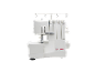 Máquina de costura overlock branca com quatro suportes de linha e mostradores de tensão em fundo preto.