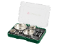Conjunto de serras copo diamantadas com adaptadores numa caixa verde.
