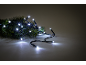 Grinalda de Natal com luzes LED brancas em ramos de pinheiro verdes.