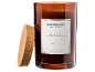 Uma vela perfumada de vidro castanho com rótulo branco 'Sage Serenity' e tampa de cortiça.