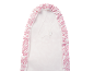 Capa de tábua de engomar branca com padrão de folhas rosa e cordão ajustável.