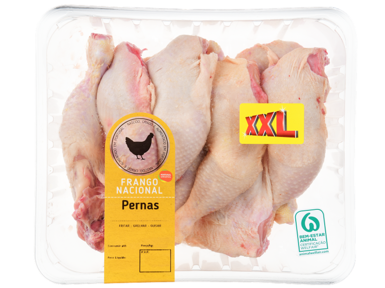 Embalagem de pernas de frango frescas XXL, rotuladas como 'Frango Nacional Pernas' e com certificação de bem-estar animal.