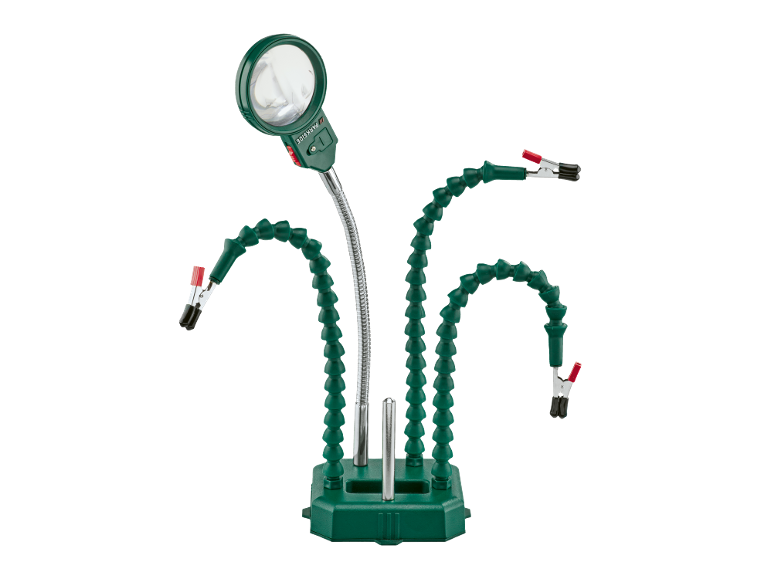 Estação de solda com lupa iluminada e braços flexíveis com grampos.