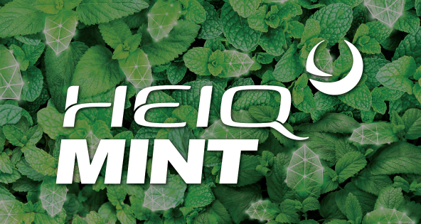 Texto branco «HEIQ MINT» sobre um fundo de folhas de menta verdes.