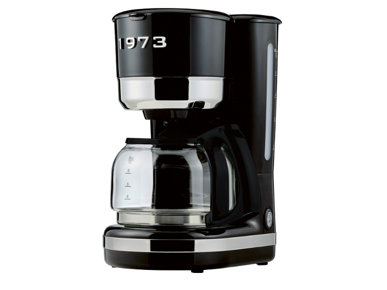 Máquina de café preta com jarra, com o texto '1973' e detalhes cromados.