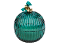 Bola de Natal de vidro canelado verde esmeralda com fita e sino dourado.