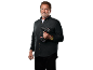 Arnold Schwarzenegger segura uma aparafusadora sem fios contra um fundo preto.