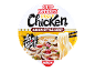 Copo de noodles instantâneos com sopa de frango estilo asiático, com noodles e vegetais.