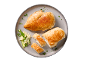 Peito de frango assado com cuscuz e vegetais num prato cinzento.
