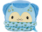 Peluche azul de tartaruga com rosto, olhos pretos e língua rosa.