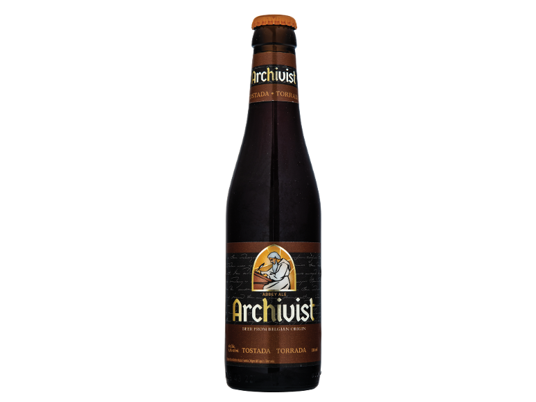 Cerveja escura Abbey Ale em garrafa, com rótulo que mostra um monge a escrever.