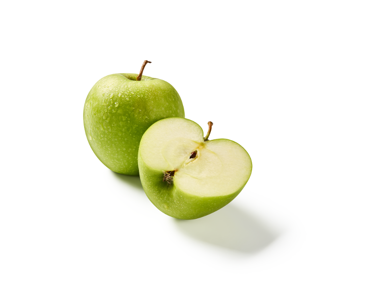 Maçã verde inteira e meia maçã com gotas de água sobre fundo branco.