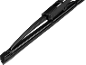 Limpa para-brisas preto em close-up sobre fundo preto.