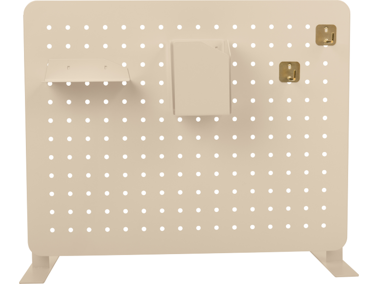 Painel perfurado bege com prateleira, suporte para documentos e ganchos.