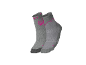 Par de meias desportivas cinzentas com detalhes em rosa fúcsia e design de montanha.