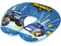 Almofada de viagem azul em forma de U com carros de desenho animado e o logótipo «BATWHEELS».