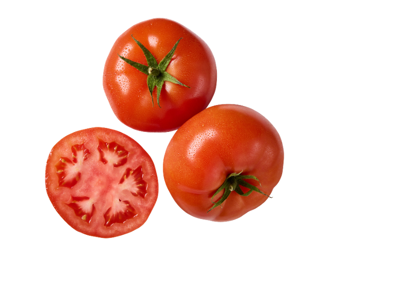Dois tomates vermelhos inteiros e um tomate fresco cortado ao meio sobre fundo preto.