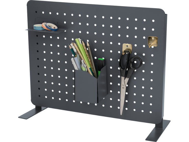 Painel perfurado de secretária com material de escritório: lápis, tesoura e fita decorativa.
