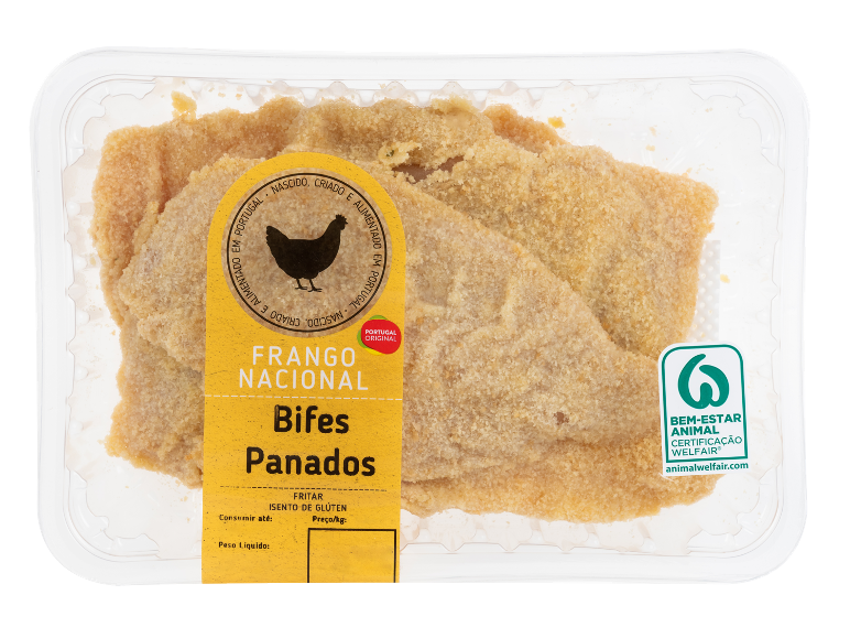 Bifes de frango panados Frango Nacional em embalagem transparente.