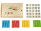 Brinquedo de contagem de madeira com peças numéricas, símbolos matemáticos e varetas coloridas.