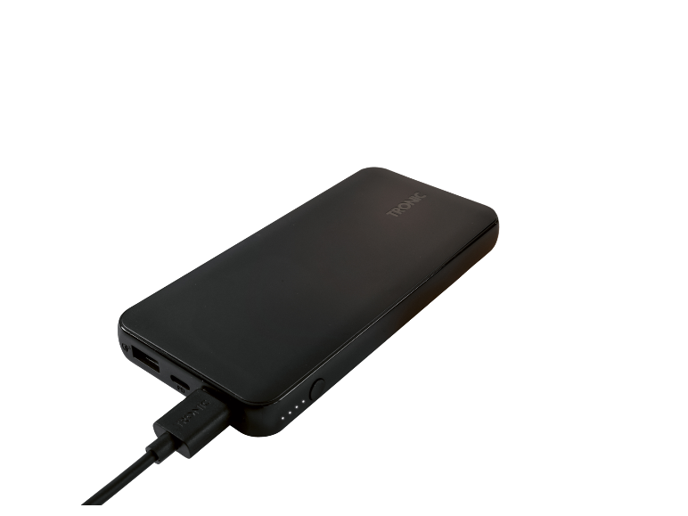 Power bank preto com um cabo de carregamento conectado.