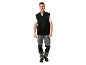 Homem com colete de lã polar preto, t-shirt branca, calças de trabalho cinzentas e sapatos de trabalho pretos.
