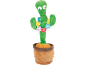 Brinquedo de cacto de pelúcia verde com um colar de flores colorido num vaso castanho.