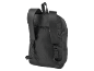 Mochila preta com alças e fecho, vista por trás.