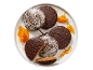 Biscoitos de pão de mel com chocolate e açúcar em pó, com geleia de laranja.