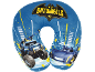 Almofada de pescoço azul com carros e o texto 'BATWHEELS'.