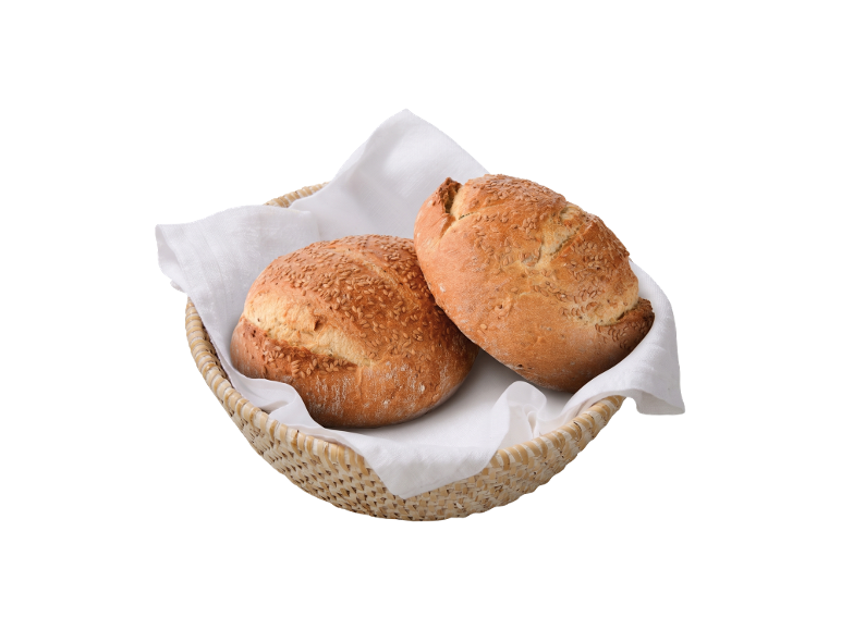 Dois pães de sementes de sésamo num cesto de verga com um pano branco.