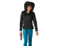 Mulher de casaco preto com capuz e leggings azuis a segurar uma garrafa de água.