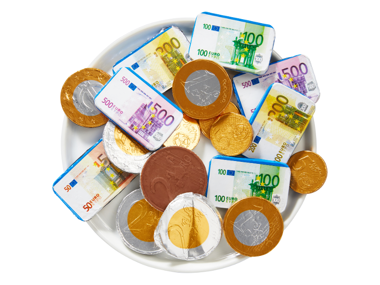 Chocolates em forma de notas e moedas de euro num prato branco.