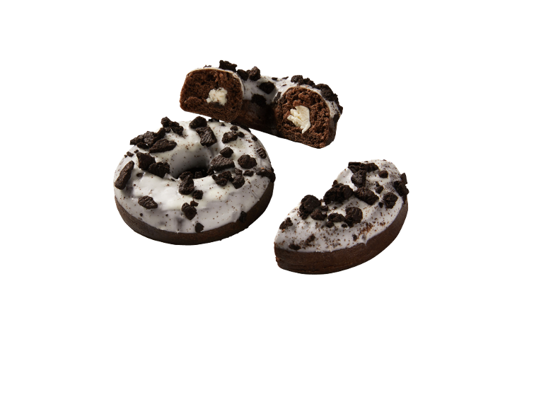 Donuts de chocolate com cobertura branca e pedaços de bolacha, um cortado ao meio.