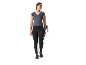 Mulher de t-shirt cinzenta e leggings pretas com bastões de trekking, a caminhar.