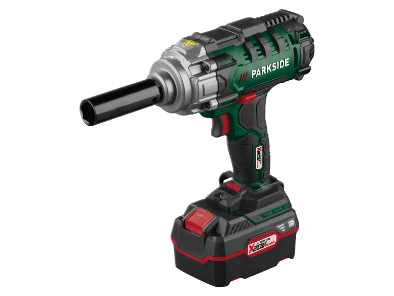 Chave de impacto sem fio com soquete preto e botões vermelhos em fundo preto.
