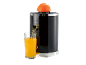 Espremedor de citrinos preto com meia laranja e um copo de sumo de laranja fresco.