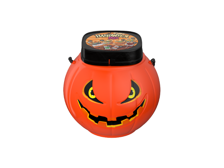Abóbora de Halloween laranja com tampa preta contendo uma mistura de doces.