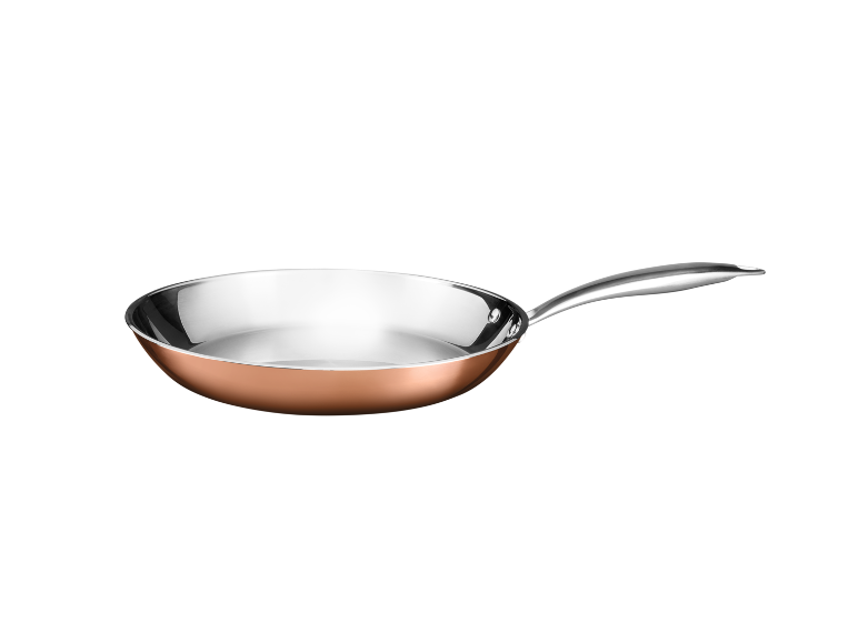 Frigideira de cobre com interior de aço inoxidável e cabo metálico.