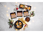 DELUXE Schweine-Leberpastete em três variedades, festivamente apresentadas com guarnições.