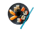 Sortido de sushi com salmão, maki e molho de soja num prato cinzento com pauzinhos azuis.