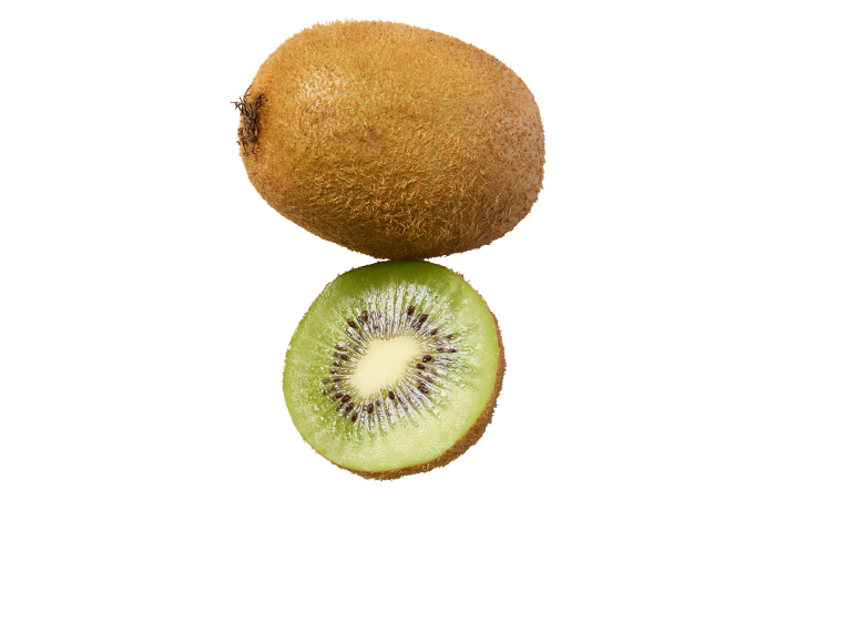 Um kiwi inteiro e um cortado ao meio sobre fundo preto.