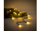 Luzes de Natal LED quentes em ramos de abeto, perfeitas para decorações festivas.