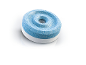 Pastilha de limpeza de sanita azul e branca com design em espiral sobre fundo branco.